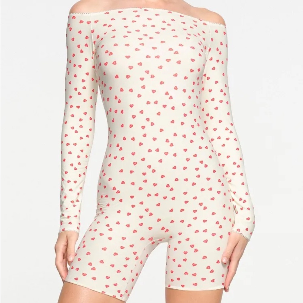 Skims Fits Everybody Picot Off-the-shoulder Onesie - Ruby Heart Print